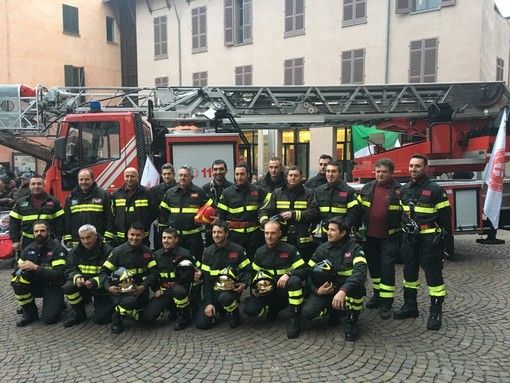 In una foto di repertorio, i Vigili del Fuoco di Alba davanti all'autoscala donata loro dalla Famija Albèisa
