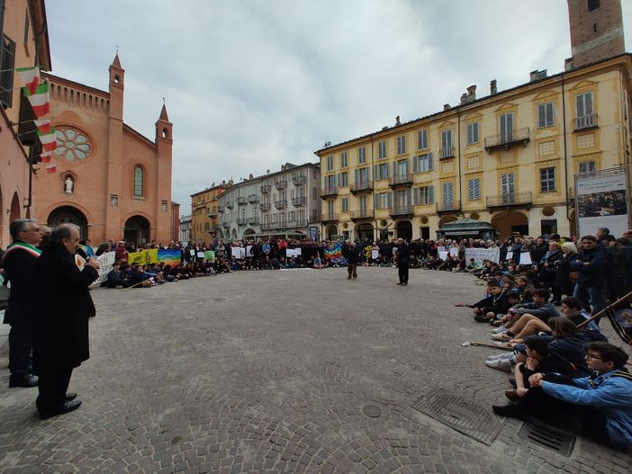 "Alba ripudia la guerra!", manifestanti in piazza per promuovere la riconciliazione (FOTO e VIDEO) "Alba ripudia la guerra!", manifestanti in piazza per promuovere la riconciliazione (FOTO e VIDEO)
