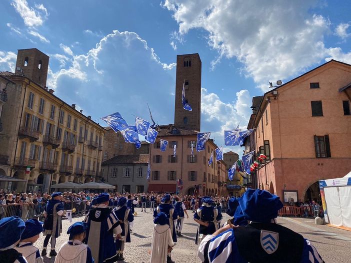 Il Borgo San Lorenzo di Alba festeggia  i 40 anni del Gruppo Sbandieratori e Musici  nel segno dell’amicizia e della solidarietà