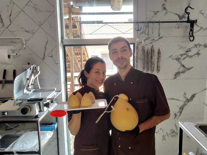 Una bottega tra le rocche: a Santo Stefano Roero nuova apertura col profumo di Sicilia