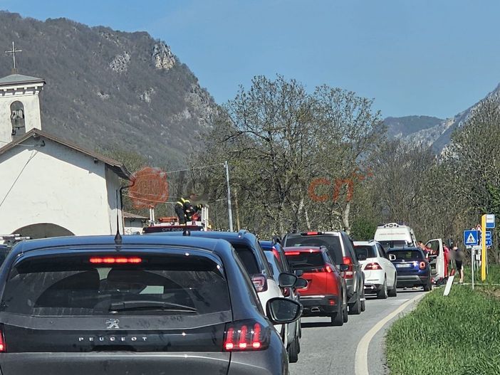 Scontro auto-moto a Demonte sulla strada statale 21, centauro in codice giallo