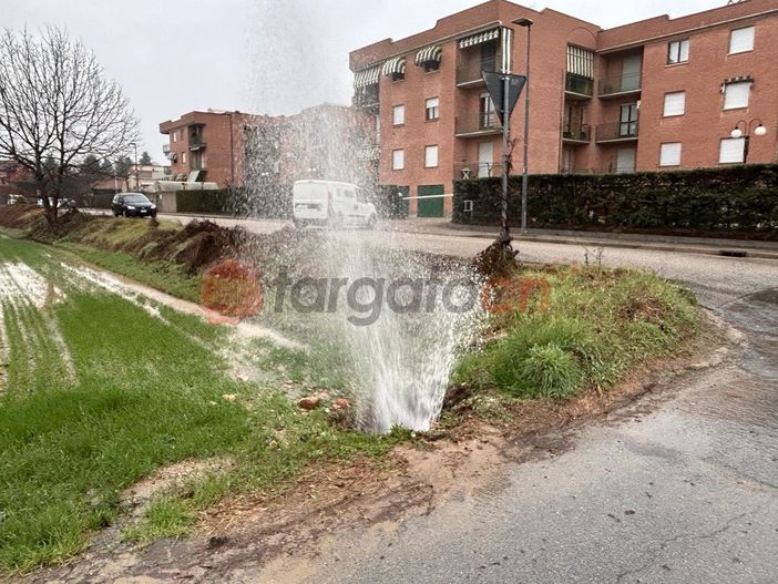 Alba, si rompe tubazione dell'acqua in via Delpiano