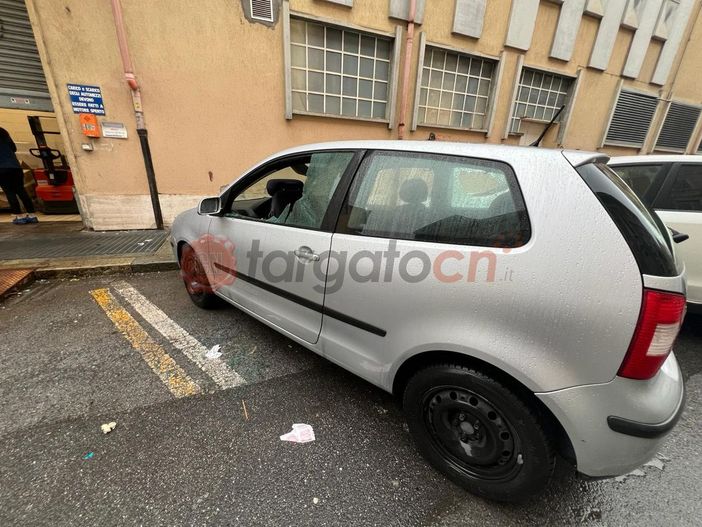 Cuneo, vandali in azione  in via Meucci: rotti i vetri  di una decina di auto in sosta [FOTO]