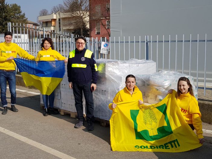 Solidarietà, Coldiretti Cuneo consegna 3.000 chili di prodotti alle famiglie ucraine Solidarietà, Coldiretti Cuneo consegna 3.000 chili di prodotti alle famiglie ucraine