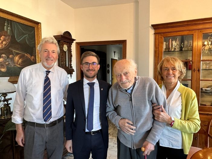 Il centenario Carlo Bruno Brunelli con il sindaco di Alba Alberto Gatto, la figlia e il genero Il centenario Carlo Bruno Brunelli con il sindaco di Alba Alberto Gatto, la figlia e il genero