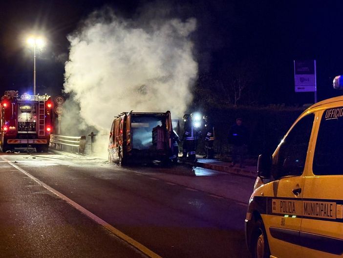Il furgone andato completamente distrutto in Strada Orti Il furgone andato completamente distrutto in Strada Orti