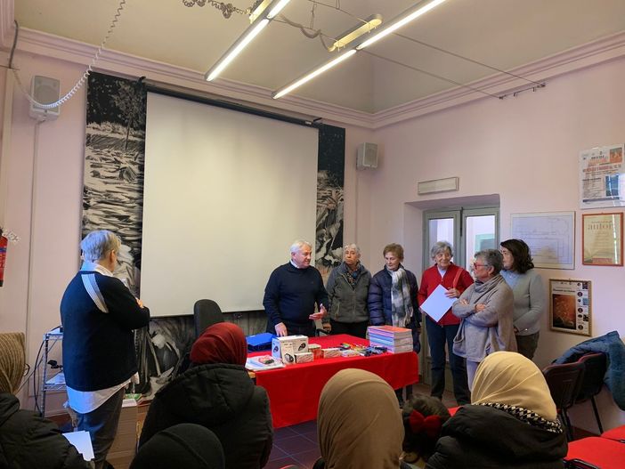 Racconigi: il Comune sostiene il corso di italiano per stranieri con una donazione di cancelleria Racconigi: il Comune sostiene il corso di italiano per stranieri con una donazione di cancelleria
