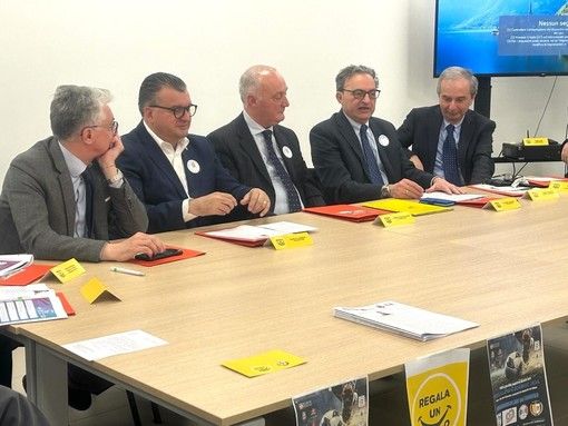 "Regala un Sorriso" dona una culla termica al Dipartimento Materno Infantile dell'ospedale di Verduno "Regala un Sorriso" dona una culla termica al Dipartimento Materno Infantile dell'ospedale di Verduno