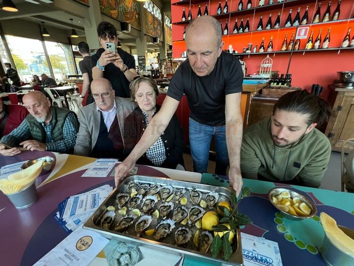 Maggio dal sapore di mare in Liguria: presentati a Cuneo la "Oyster Fest" di La Spezia e "Azzurro, pesce d'autore" di Andora Maggio dal sapore di mare in Liguria: presentati a Cuneo la "Oyster Fest" di La Spezia e "Azzurro, pesce d'autore" di Andora