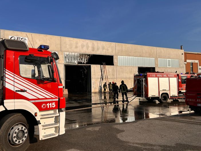 Vigili del Fuoco al lavoro sullo stabile di via Roma Vigili del Fuoco al lavoro sullo stabile di via Roma