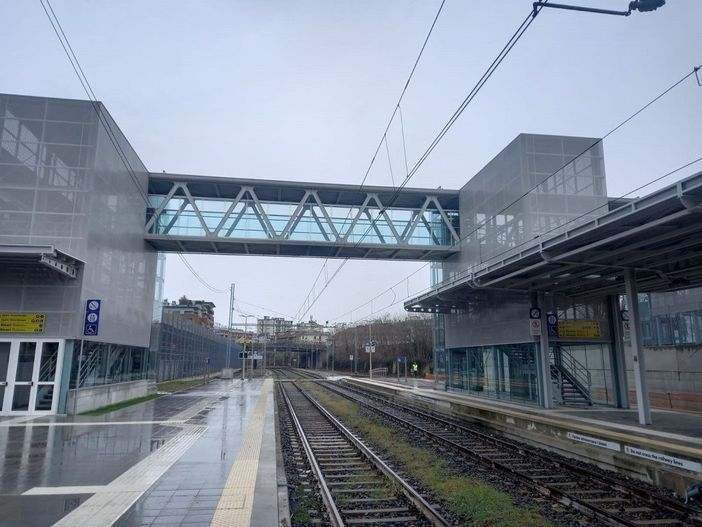Passerella della stazione ad Alba, ancora nessuna grata: il Comune valuta una barriera per sicurezza e decoro