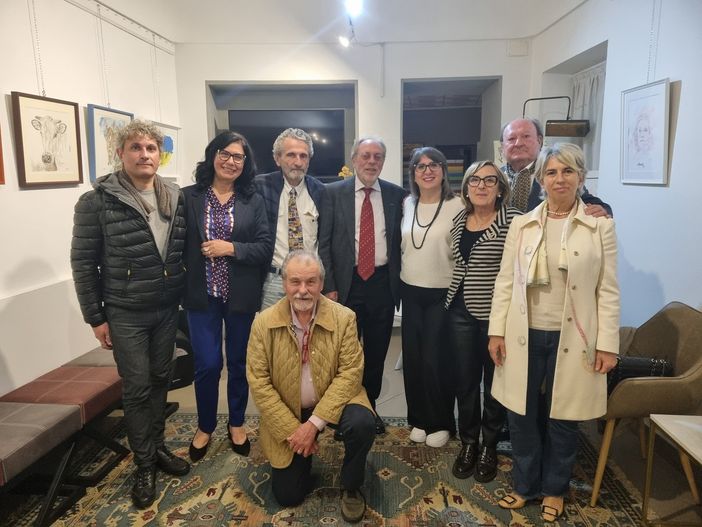 In foto Raffaele Montanaro con gli amici del Caffè letterario di Albedo
