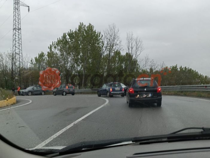 Scontro tra due auto sulla salita Bergoglio a Roreto di Cherasco: code e rallentamenti