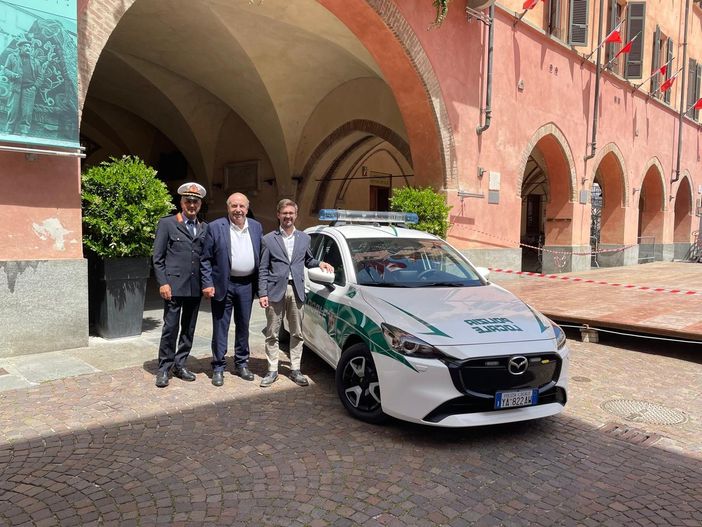 Alba: la Polizia municipale ha sostituito una vecchia auto diesel con una ibrida più ecologica Alba: la Polizia municipale ha sostituito una vecchia auto diesel con una ibrida più ecologica