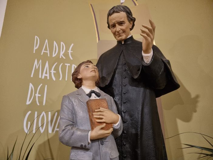 Don Bosco e Domenico Savio rappresentati nella cappella dei Salesiani di Bra