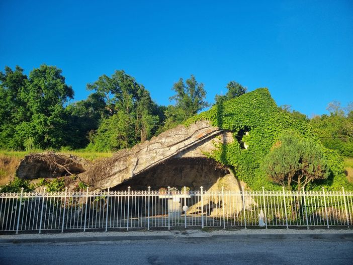 La replica della grotta di Lourdes, a Bra