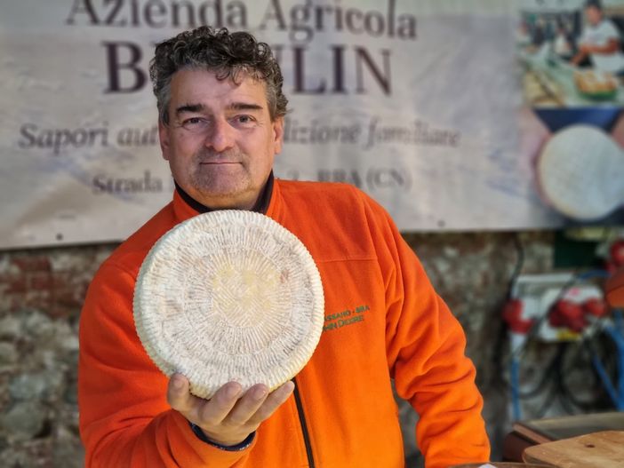 In foto un produttore del Mercato della Terra di Bra