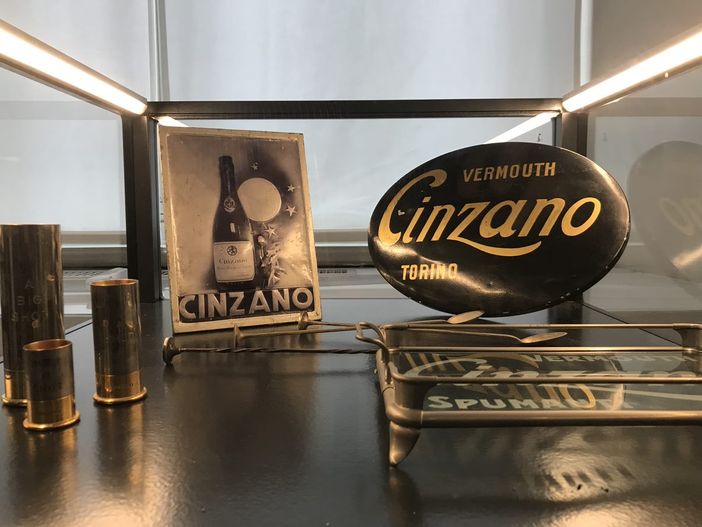 Le insegne di un marchio che ha rappresentato un pezzo di storia nell'Italia del Dopoguerra (dal portale Cinzano.com)