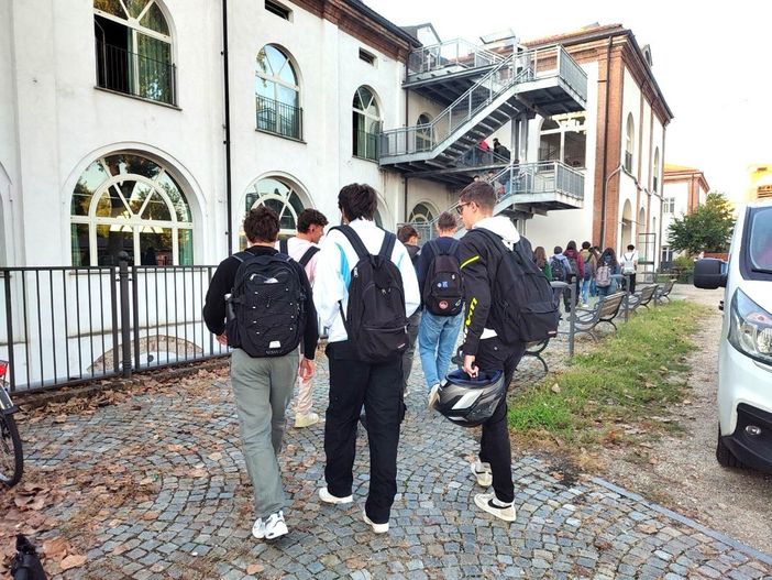 Studenti di fronte all'ingresso del Liceo Scientifico "Cocito"