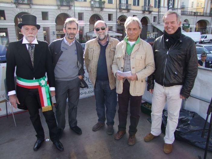Da sinistra Mario Merlino, assieme al primo direttivo degli Uomini di Mondo. Con lui Gigi Riva, Alberto Gedda, Piero Dadone e Danilo Paparelli Da sinistra Mario Merlino, assieme al primo direttivo degli Uomini di Mondo. Con lui Gigi Riva, Alberto Gedda, Piero Dadone e Danilo Paparelli