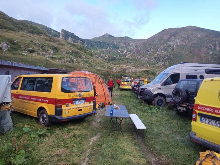 Il campo base montato all'esterno della grotta dove stanno avvenendo i soccorsi allo speleogo