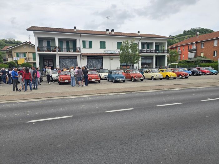 Un raduno di Fiat 500 storiche a Santa Vittoria d’Alba