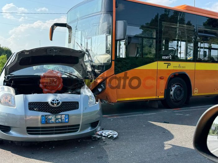 Cuneo, scontro tra auto e bus all'incrocio tra corso Alcide De Gaspari e corso Francia: lunghe code verso Borgo San Dalmazzo Cuneo, scontro tra auto e bus all'incrocio tra corso Alcide De Gaspari e corso Francia: lunghe code verso Borgo San Dalmazzo
