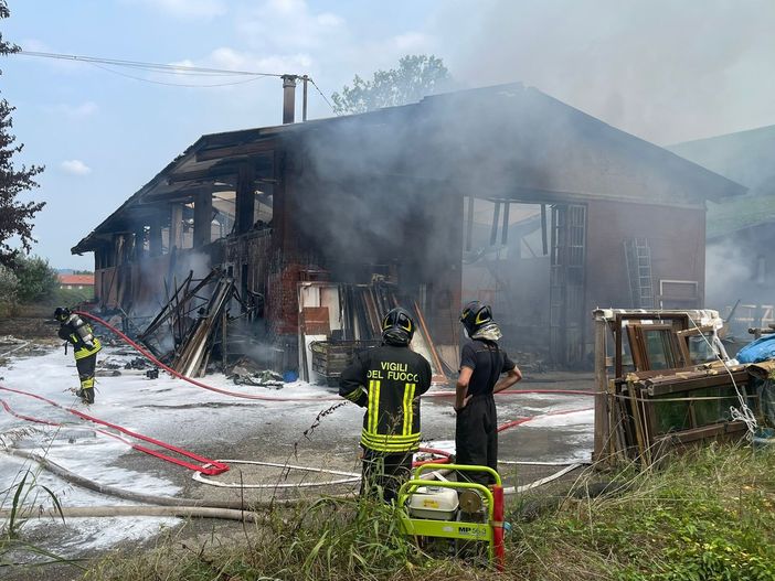 Le immagini dello stabile distrutto dalle fiamme