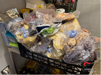 Vaschetta contenente prodotti alimentari di diverso tipo sprovvisti di etichetta e tracciabilità Vaschetta contenente prodotti alimentari di diverso tipo sprovvisti di etichetta e tracciabilità