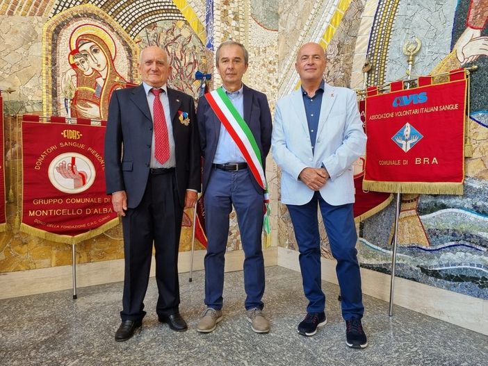 I presidenti di Avis e Fidas, Armando Verrua e Tommaso Allocco, con il sindaco di Bra, Gianni Fogliato I presidenti di Avis e Fidas, Armando Verrua e Tommaso Allocco, con il sindaco di Bra, Gianni Fogliato