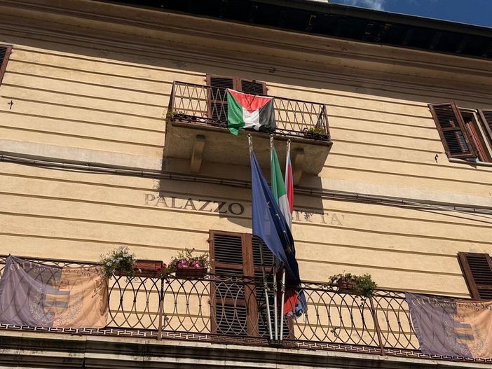 Bandiera della Palestina sul municipio a Garessio, la minoranza: "Il Comune è sede istituzionale deve mantenere carattere di neutralità"