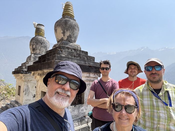 Il team di ricerca in Nepal Il team di ricerca in Nepal