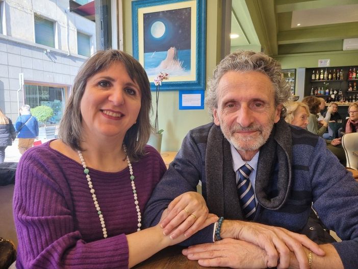 In foto Franco Gotta con Silvia Gullino e alle spalle il dipinto A Silvia con aforisma