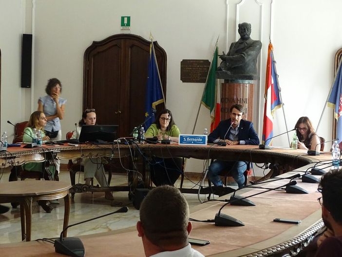 L’intervento del consigliere provinciale Pietro Danna durante la riunione della cabina di regia delle consulte giovanili della Granda che si è svolta lo scorso 15 luglio L’intervento del consigliere provinciale Pietro Danna durante la riunione della cabina di regia delle consulte giovanili della Granda che si è svolta lo scorso 15 luglio