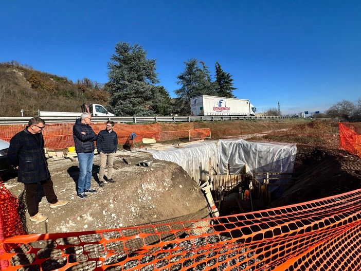 Alba, rotatoria di Scaparoni: sopralluogo del sindaco Gatto e dell'assessore Fenocchio in Piana Biglini [FOTO]