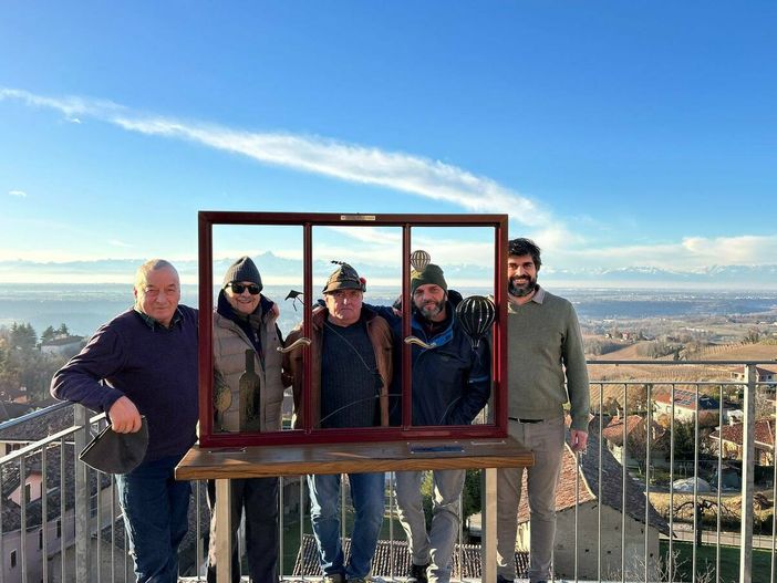 L'inaugurazione con il sindaco Marco Pallaro e il gruppo alpini L'inaugurazione con il sindaco Marco Pallaro e il gruppo alpini