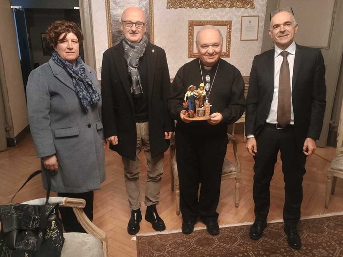 Confartigianato e Coldiretti Cuneo consegnano al vescovo di Alba la statuina-simbolo dei valori del lavoro