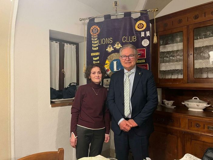 Da sinistra: la dottoressa Franca Rinaldi e il presidente del Lions Club Carrù-Dogliani Giulio Marini
