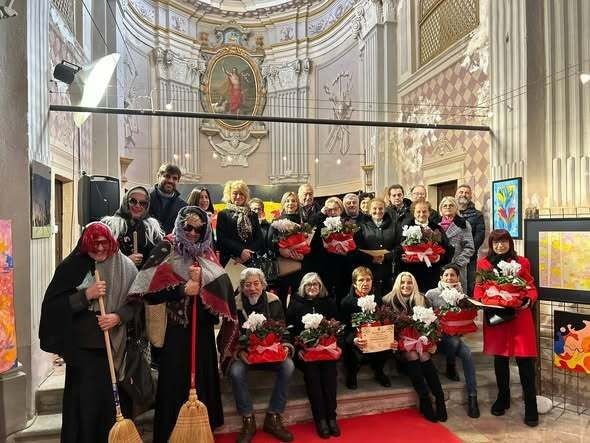 Novello, fiori e letture animate: una giornata tra cura del paese e cultura