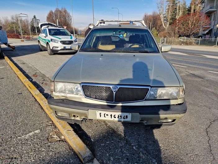 A Savigliano un “self made man” dell’auto reinventa il Codice della Strada: la targa di legno