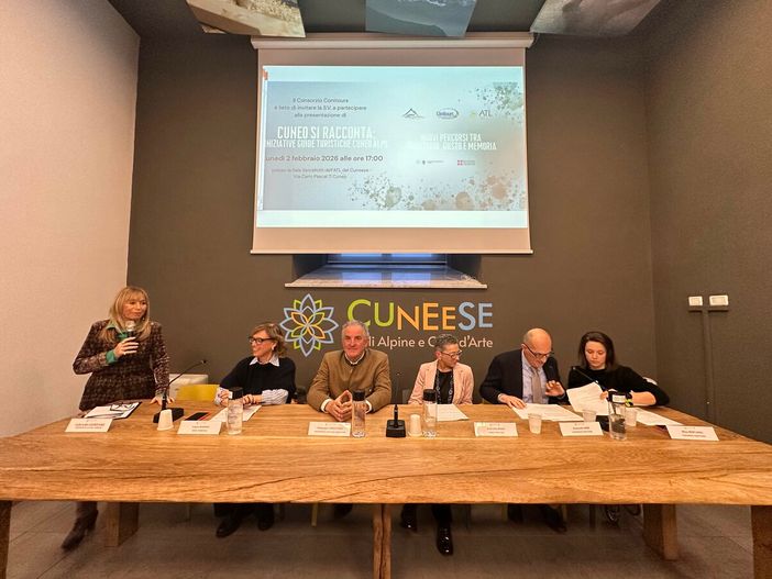Il tavolo dei relatori della presentazione "Cuneo di racconta" dell'ATL di Cuneo