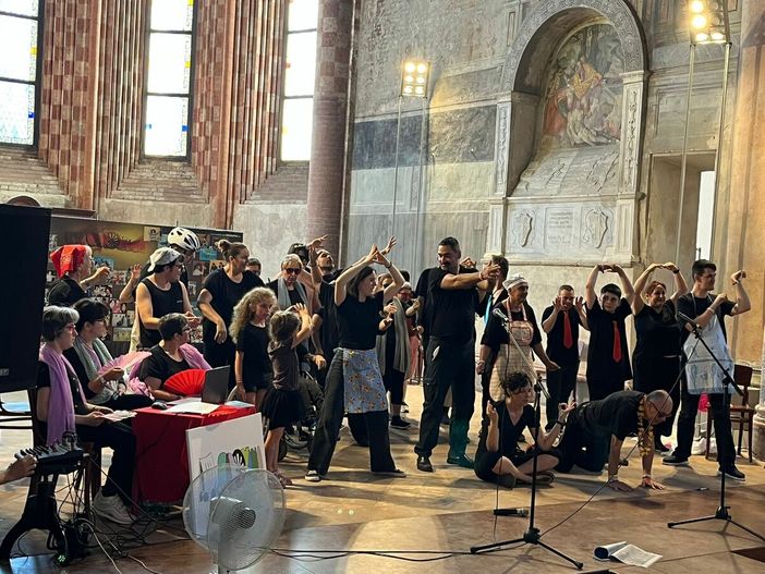 Il gruppo teatro ‘Instabili’ della Carovana