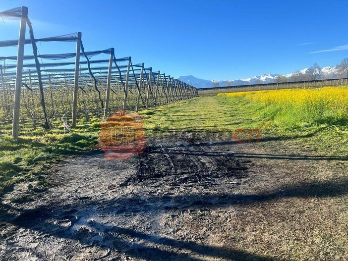 Il cadavere di una donna nell'auto a fuoco, i familiari della presunta vittima: "Chiediamo riservatezza"