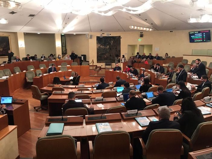 I 44 milioni di euro della discordia: la variazione di bilancio fa discutere il Consiglio regionale I 44 milioni di euro della discordia: la variazione di bilancio fa discutere il Consiglio regionale