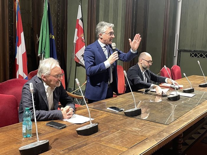 Alcuni momenti dell'incontro tenuto giovedì in municipio ad Alba