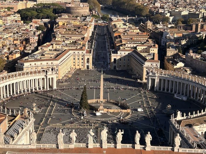 Al centro di piazza San Pietro l'abete donato dal piccolo comune della Granda, qui in uno scatto precedente al suo allestimento. Domani pomeriggio l'attesa accensione