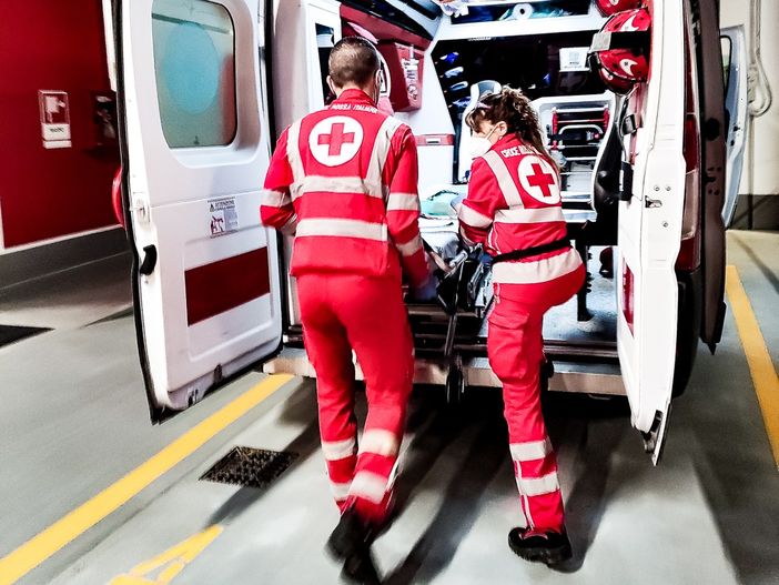 Scontro fra due auto sulla provinciale 663 a Saluzzo: un mezzo nel fosso