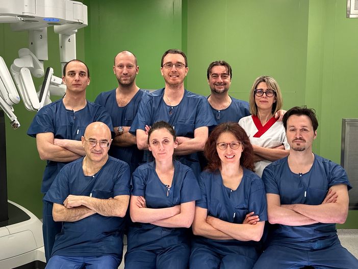 L'équipe di Urologia dell'ospedale Ferrero e la coordinatrice infermieristica. In piedi da sinistra: Marco Lucci Chiarissi, Luca Marsero, Francesco Varvello, Jacopo Antolini, Ivana Brizio (coordinatrice infermieristica). Seduti da sinistra: Luca Puccetti, Claudia Ganga, Fiorenza Cortese, Alberto Parmigiani L'équipe di Urologia dell'ospedale Ferrero e la coordinatrice infermieristica. In piedi da sinistra: Marco Lucci Chiarissi, Luca Marsero, Francesco Varvello, Jacopo Antolini, Ivana Brizio (coordinatrice infermieristica). Seduti da sinistra: Luca Puccetti, Claudia Ganga, Fiorenza Cortese, Alberto Parmigiani