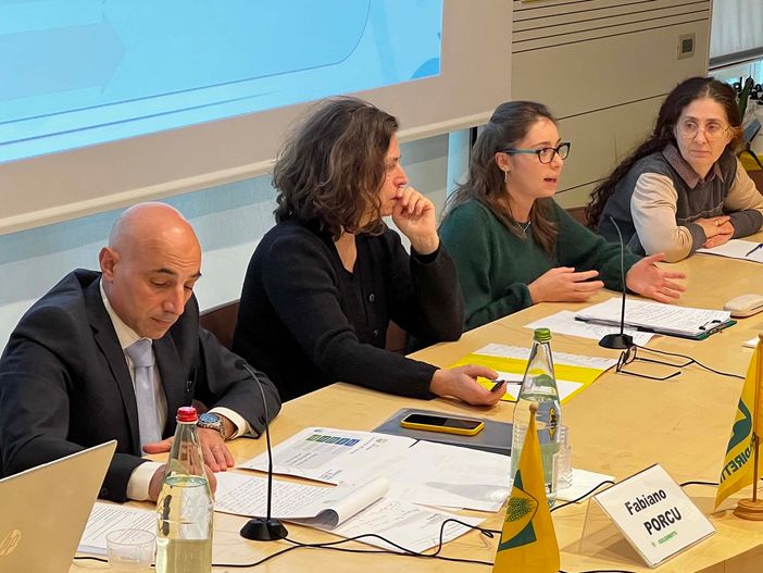 I relatori del convegno, primo da sinistra, il direttore Fabiano Porcu, l'agronoma Alessandra Funghi, Sara Calonaci e Monica Brignone