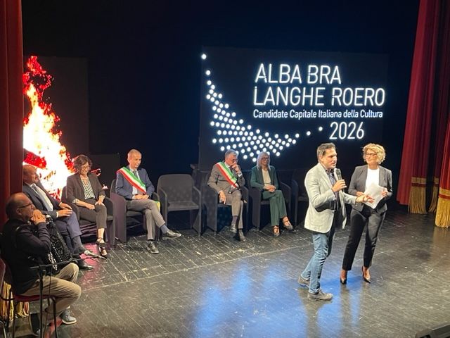 "Vivere è cominciare": presentato, ad Alba, il dossier di candidatura a Capitale italiana della Cultura 2026 "Vivere è cominciare": presentato, ad Alba, il dossier di candidatura a Capitale italiana della Cultura 2026